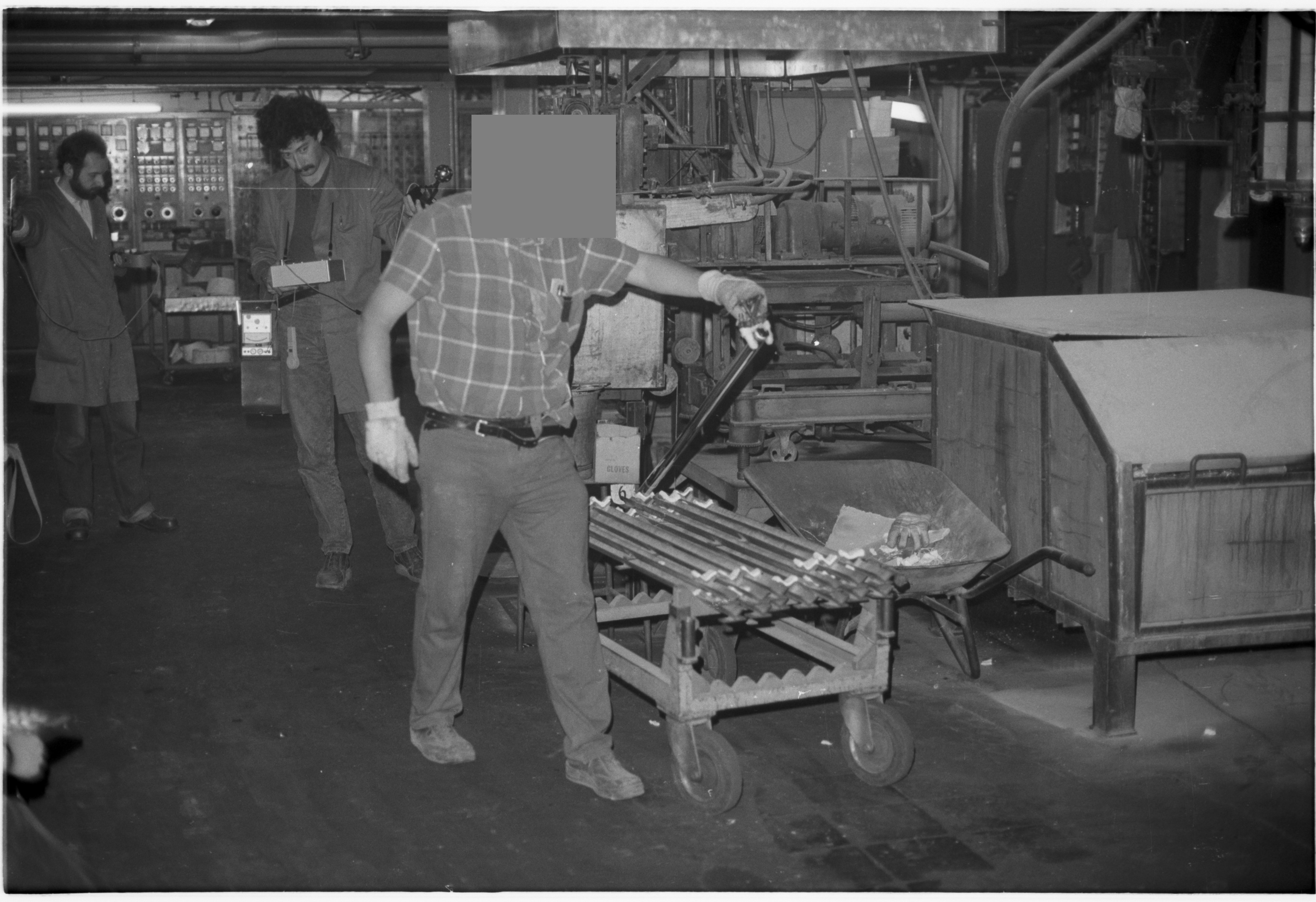 Arbeitsbedingungen-in-der-Glasindustrie-Werk-06-Jahr-1983-Foto-ASER