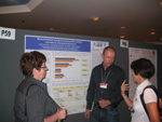 Andre Klußmann erläutert zwei australischen Teilnehmerinnen die Forschungsergebnisse (Foto:Institut ASER e.V.)