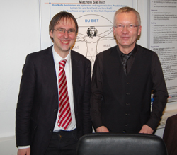 Zum Abschluss der Wintersession 2013/2014 vom Sicherheitswissenschaftlichen Kolloquium wurde das Thema der Genese arbeitsbedingter Muskel-Skelett-Erkrankungen diskutiert. Prof. Dr. Rolf Ellegast vom Institut für Arbeitsschutz der DGUV in Sankt Augustin zusammen mit Prof. Dr. Ralf Pieper von der Bergischen Universität Wuppertal (v.l.n.r.) vor dem Beginn der Abendveranstaltung in Wuppertal.