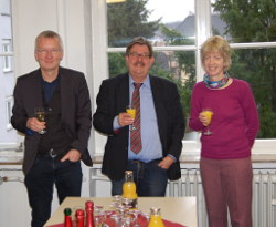 Sekt- bzw. O-Saft-Empfang mit Prof. Dr. Ralf Pieper (BUW), Dipl.-Soz. Wiss. Eckhardt Metze (KAN) und Dr.-Ing. Beate Schlutter (KAN) im Anschluss der Sicherheitswissenschaftlichen Input-Beiträge und vor der Buffet-Eröffnung (v.l.n.r.).